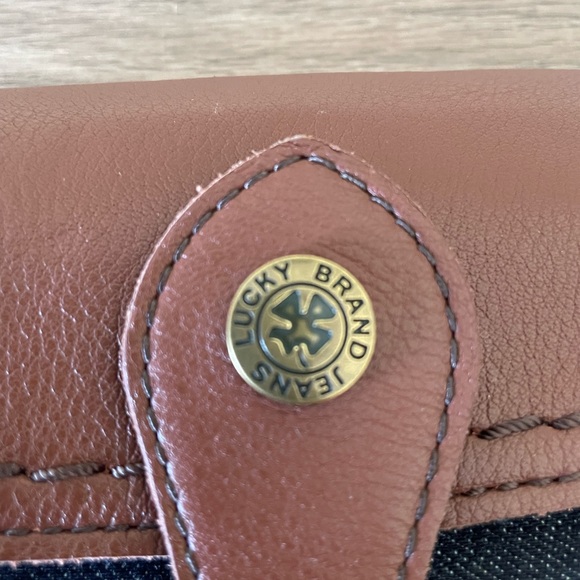 Adorable Lucky Brand wristlet / wallet - Picture 9 of 11